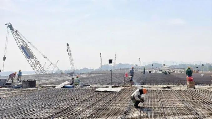 Các kỹ sư, công nhân khẩn trương thi công gói thầu XL5, dự án đường Vành đai 3 TPHCM trong ngày 2-1. Ảnh tư liệu Báo SGGP