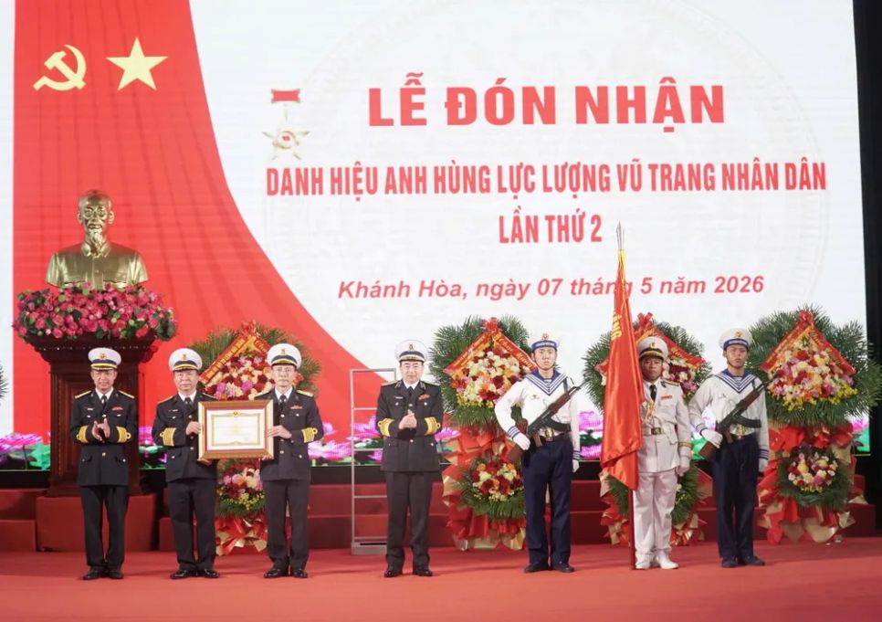 Thừa ủy quyền của Chủ tịch nước, Phó Đô đốc Trần Thanh Nghiêm trao danh hiệu Anh hùng Lực lượng vũ trang nhân dân tặng Lữ đoàn 146