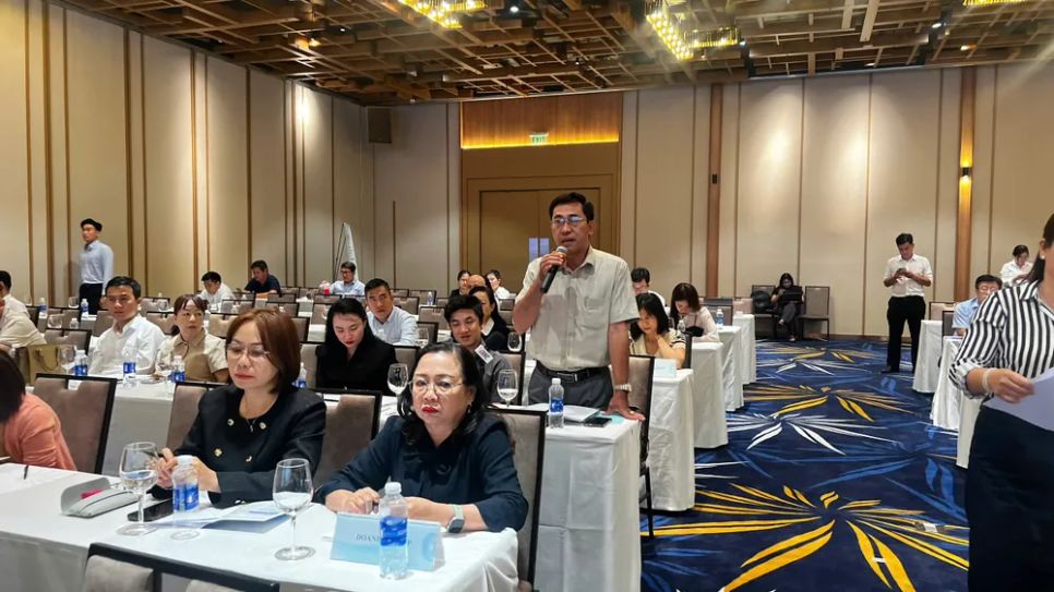 Đại diện doanh nghiệp trao đổi tại hội nghị. Ảnh: MINH XUÂN
