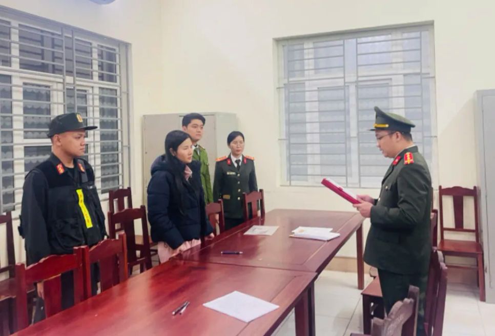 Công an tỉnh Phú Thọ đọc lệnh bắt tạm giam đối tượng Đặng Thị Huyền. Ảnh: CACC