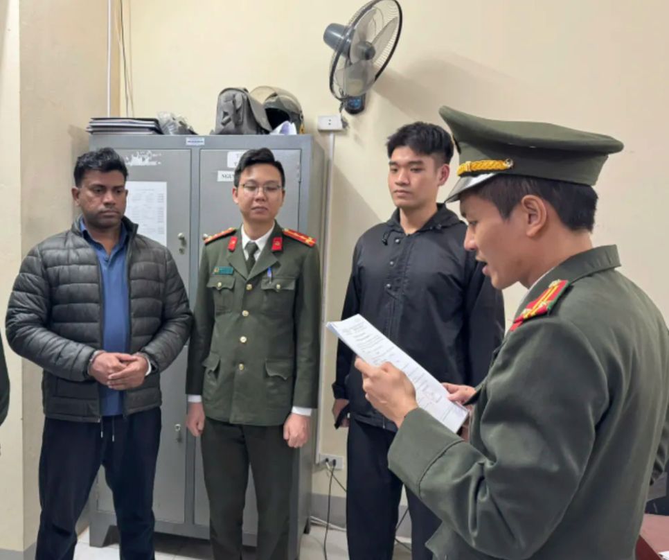 Công an tỉnh Phú Thọ đọc lệnh bắt tạm giam đối tượng Jayaprakash Ethamukkalam, quốc tịch Ấn Độ. Ảnh: CACC