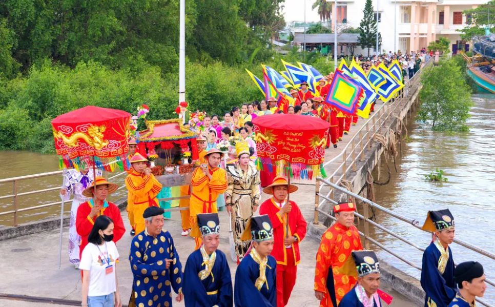Dòng người hướng ra cảng cá Trần Đề