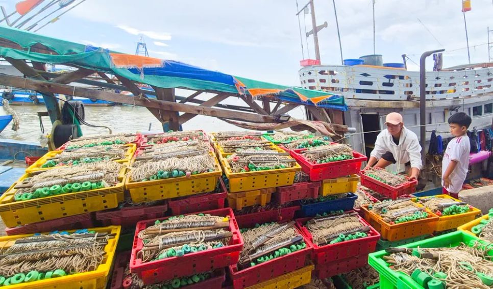 Ngư dân Trần Đề chuẩn bị ra khơi đánh bắt