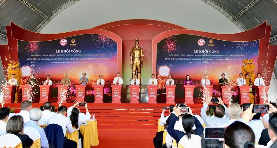 Lãnh đạo TPHCM cùng các đại biểu thực hiện nghi thức bấm nút khởi công dự án cải tạo, chỉnh trang Bảo tàng Hồ Chí Minh - Chi nhánh TPHCM. Ảnh: DŨNG PHƯƠNG