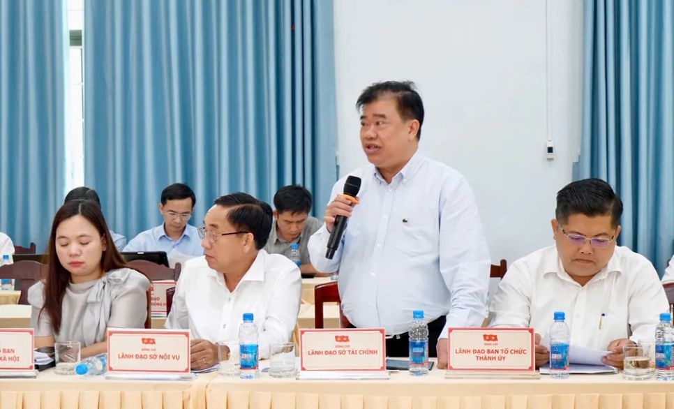 Lãnh đạo các sở, ngành giải đáp vướng mắc liên quan đầu tư công, lực lượng hoạt động không chuyên trách, giải tỏa đền bù, áp dụng khung giá đất...
