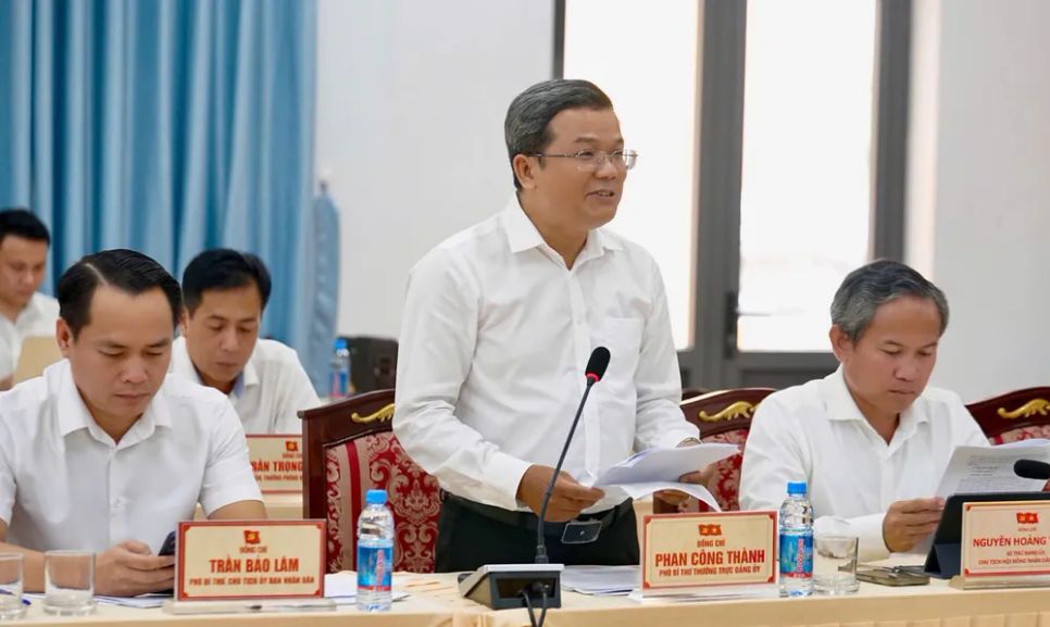 Lãnh đạo phường Phú An báo cáo tại buổi làm việc