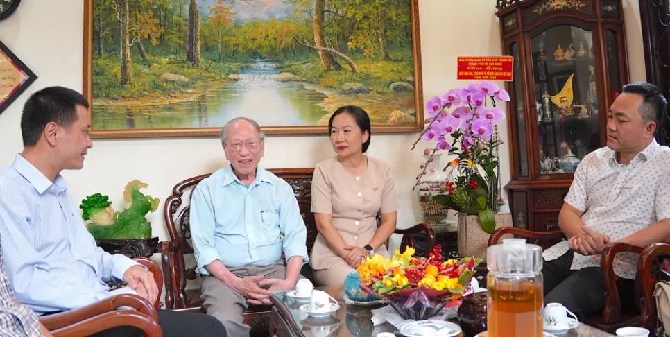 Đồng chí Nguyễn Việt Long (ngoài cùng bên trái) thăm GS.TS Đào Văn Lượng. ẢNH QUANG HUY