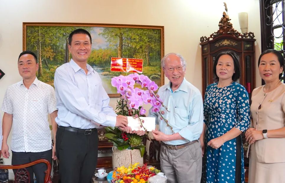 Đồng chí Nguyễn Việt Long, Phó Trưởng Ban Tuyên giáo và Dân vận Thành uỷ TPHCM trao quà tới GS.TS Đào Văn Lượng. ẢNH QUANG HUY