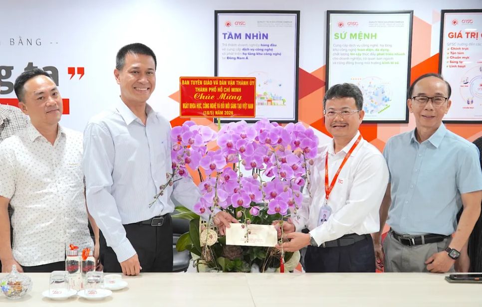 Đồng chí Nguyễn Việt Long (thứ 2 từ trái vào) trao quà của thành phố tới ông Trần Hữu Dũng. ẢNH QUANG HUY