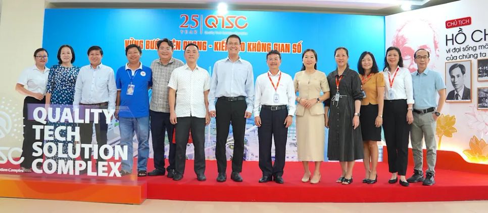 Thành viên đoàn công tác chụp hình cùng Ban lãnh đạo QTSC. ẢNH QUANG HUY
