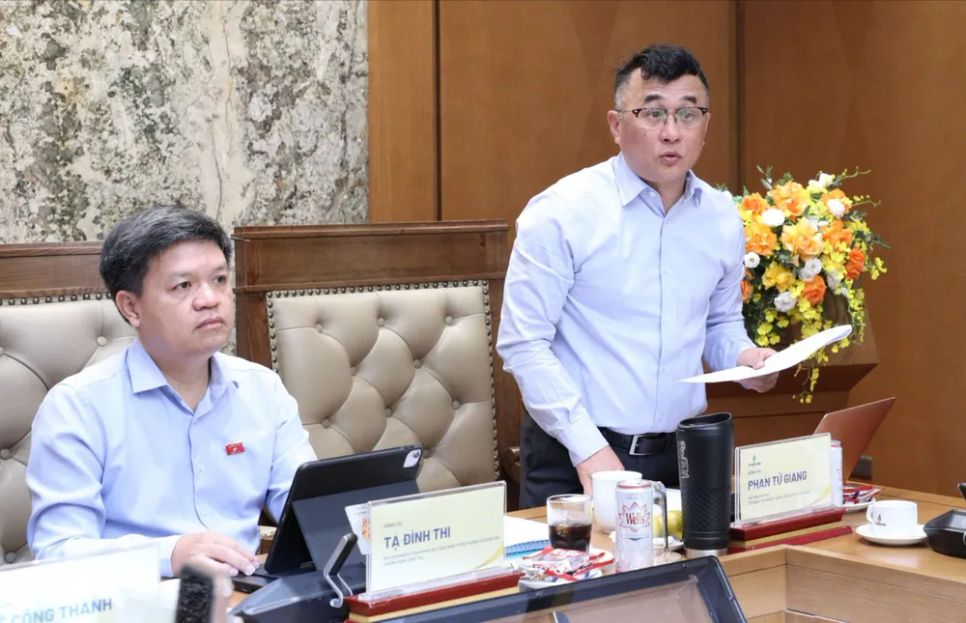 Ông Phan Tử Giang, Phó Tổng Giám đốc PVN báo cáo tại phiên làm việc. Ảnh: CẨM HÀ