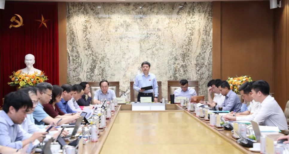 Phó Chủ nhiệm Ủy ban Khoa học, Công nghệ và Môi trường Tạ Đình Thi chủ trì phiên làm việc. Ảnh: CẨM HÀ