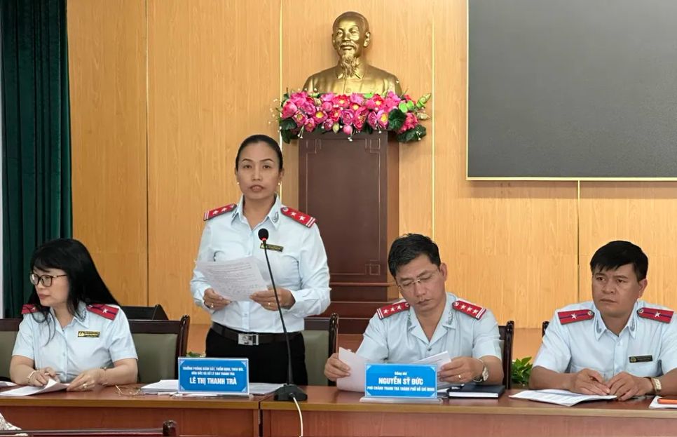 Bà Lê Thị Thanh Trà, Trưởng phòng Giám sát, thẩm định, theo dõi, đôn đốc và xử lý sau thanh tra, Thanh tra TPHCM công bố quyết định thành lập đoàn kiểm tra. Ảnh: THANH HIỀN