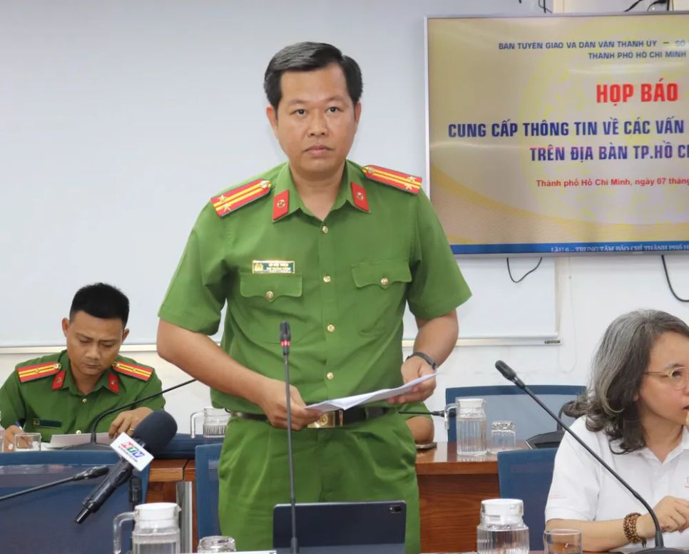 Trung tá Hồ Đức Thiện thông tin tại họp báo