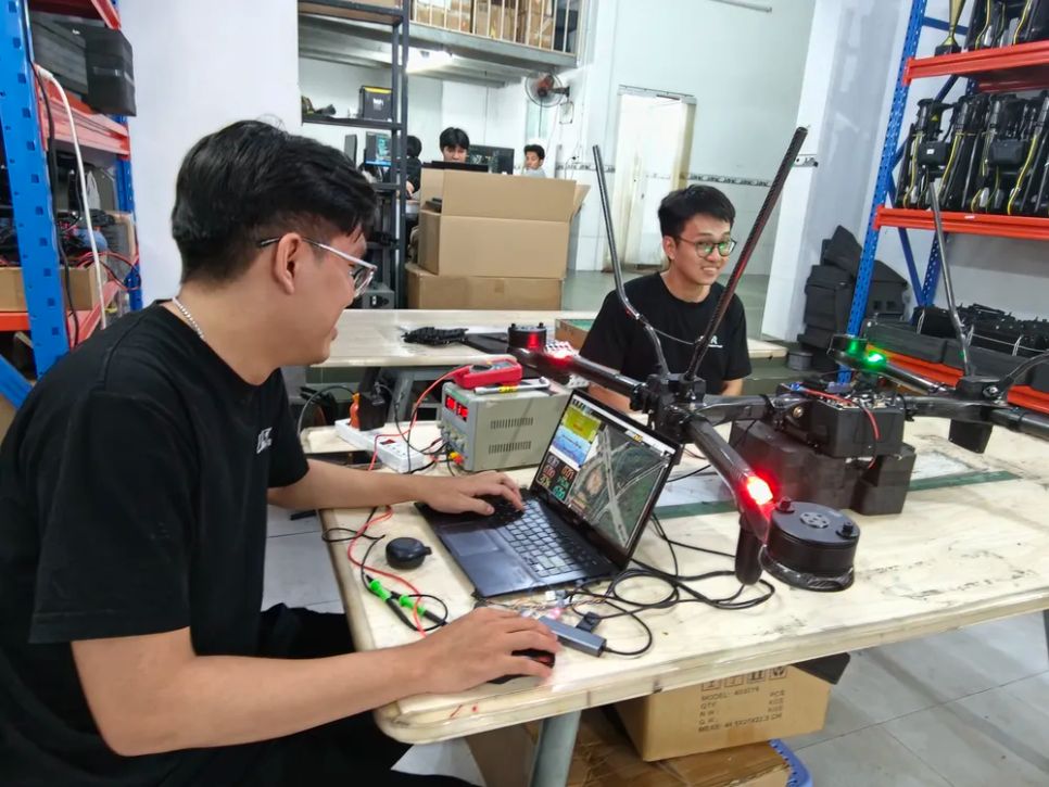 Nhân viên Công ty Cổ phần Real-Time Robotics Việt Nam phát triển các sản phẩm UAV xuất khẩu.