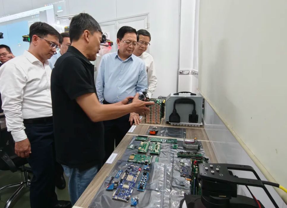 Phó Thủ tướng Hồ Quốc Dũng cùng các đại biểu tìm hiểu sản phẩm UAV tại Công ty Cổ phần Real-Time Robotics Việt Nam.