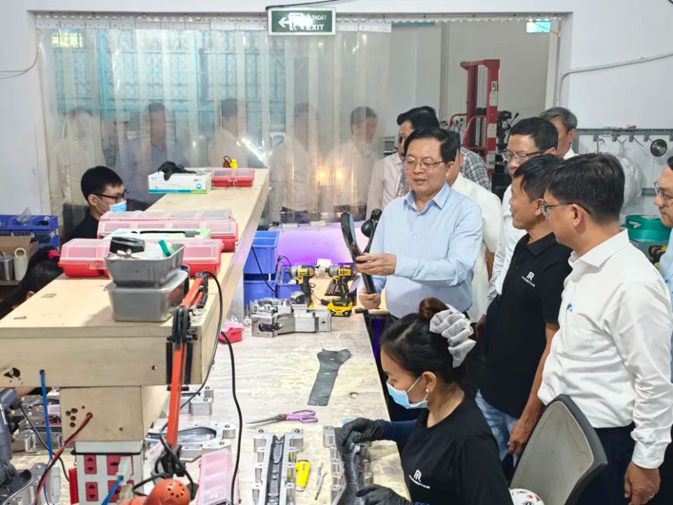 Phó Thủ tướng Hồ Quốc Dũng cùng đoàn đại biểu thăm và làm việc tại Công ty Cổ phần Real-Time Robotics Việt Nam