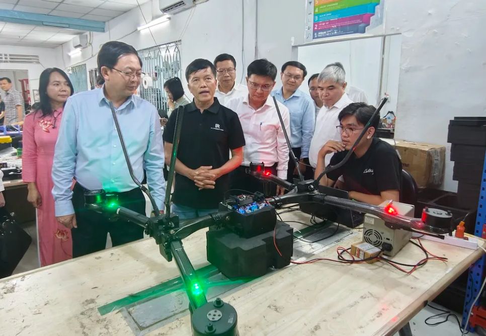 Phó Thủ tướng Hồ Quốc Dũng tìm hiểu sản phẩm UAV tại Công ty Cổ phần Real-Time Robotics Việt Nam