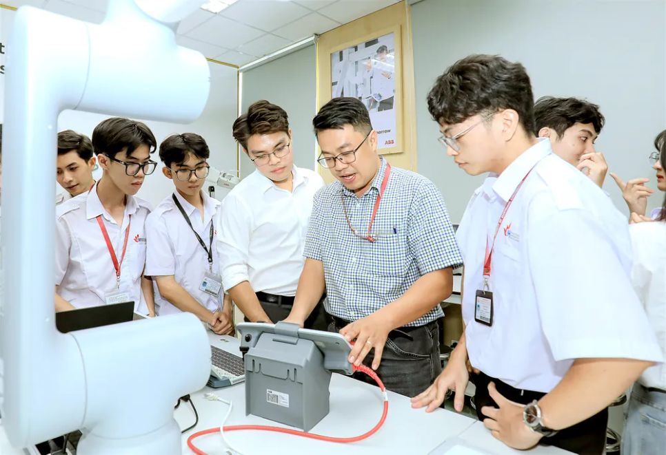 Giảng viên hướng dẫn sinh viên thực hành tại phòng thí nghiệm Robot và trí tuệ nhân tạo, Trường ĐH Công nghiệp TPHCM. ẢNH: THAHH HÙNG