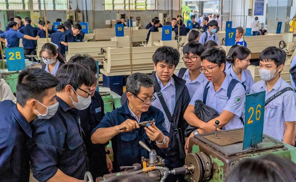 Sinh viên ngành Cơ khí - Tự động hóa, Trường ĐH Công nghệ Kỹ thuật TPHCM trong giờ học thực hành