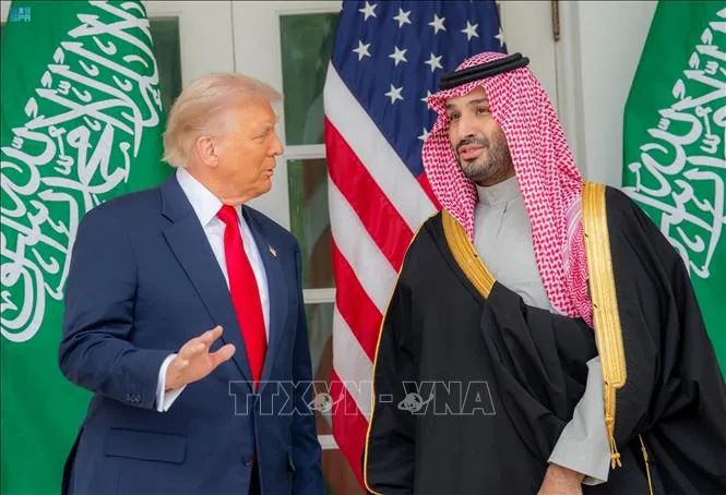 Thái tử Saudi Arabia Mohammed bin Salman (phải) trong cuộc gặp Tổng thống Mỹ Donald Trump tại Washington DC., ngày 18/11/2025. Ảnh: SPA/TTXVN