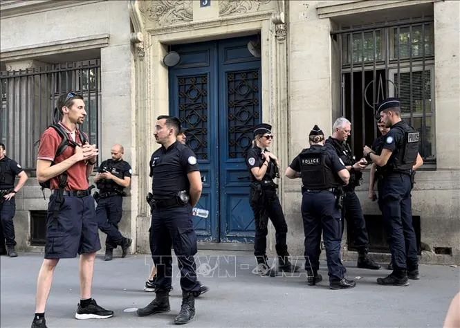 (Ảnh tư liệu) Cảnh sát đứng gác ở khu vực công cộng tại thành phố Paris.
