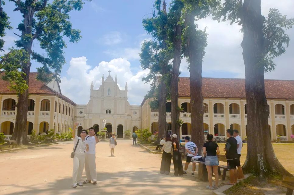 Đông đảo du khách, giới trẻ tham quan, check-in bên không gian, kiến trúc nhà thờ Làng Sông