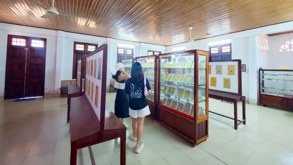 Du khách, giới trẻ tham quan, tìm hiểu lịch sử tại khu trưng bày, lưu giữ tài liệu nhà in Làng Sông
