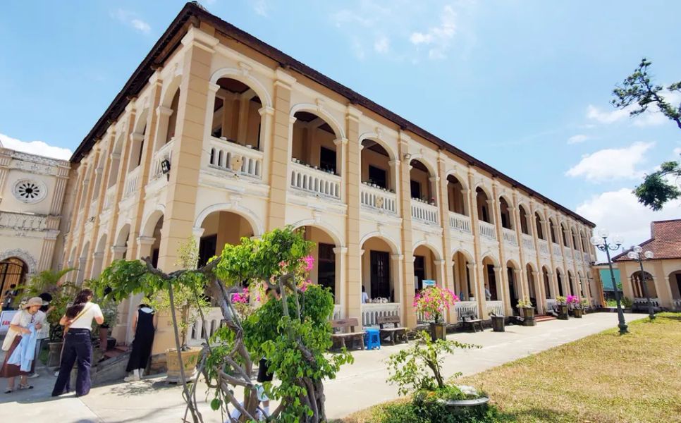 Những kiến trúc cổ kính đậm chất châu Âu đang thu hút các bạn trẻ đến check-in