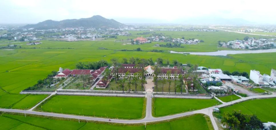 Quần thể di tích, kiến trúc nhà thờ Làng Sông nằm giữa cánh đồng lúa bát ngát