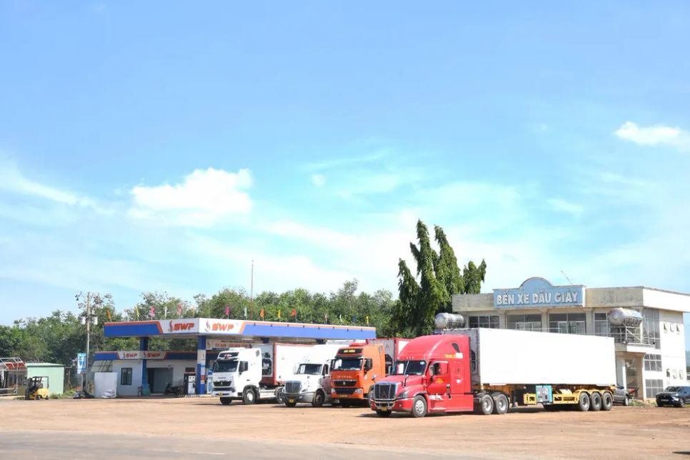 Bên trong bến xe Dầu Giây hiện chỉ còn vài xe container