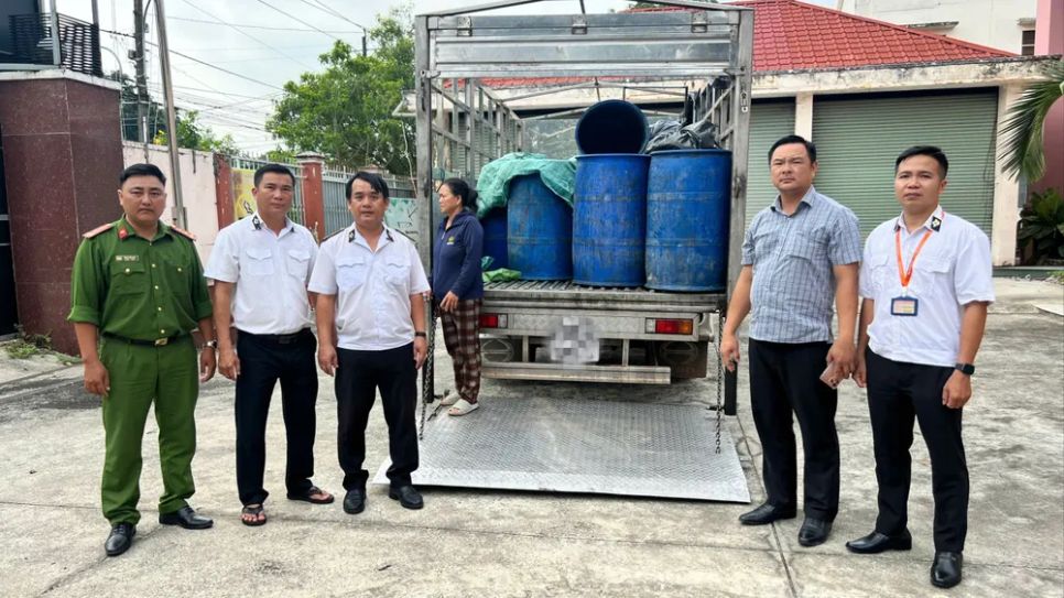Lực lượng chức năng phát hiện xe tải chở hơn 1,4 tấn heo bốc mùi hôi thối