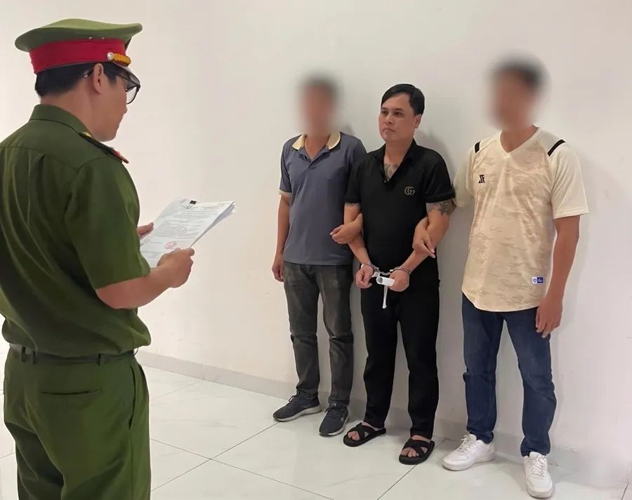 Công an tỉnh Lâm Đồng tống đạt các quyết định đối với Đinh Thế Hiển. Ảnh: Công an Lâm Đồng