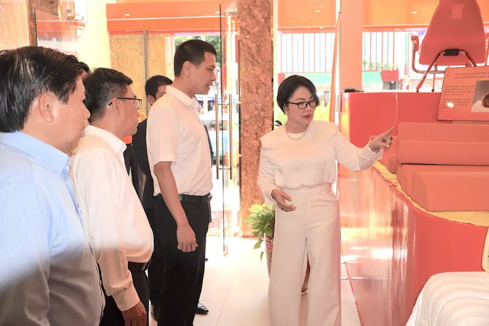 BS Phạm Thị Kim Loan (bên phải) giới thiệu một số sáng chế trong trị liệu cột sống. ẢNH QUANG HUY