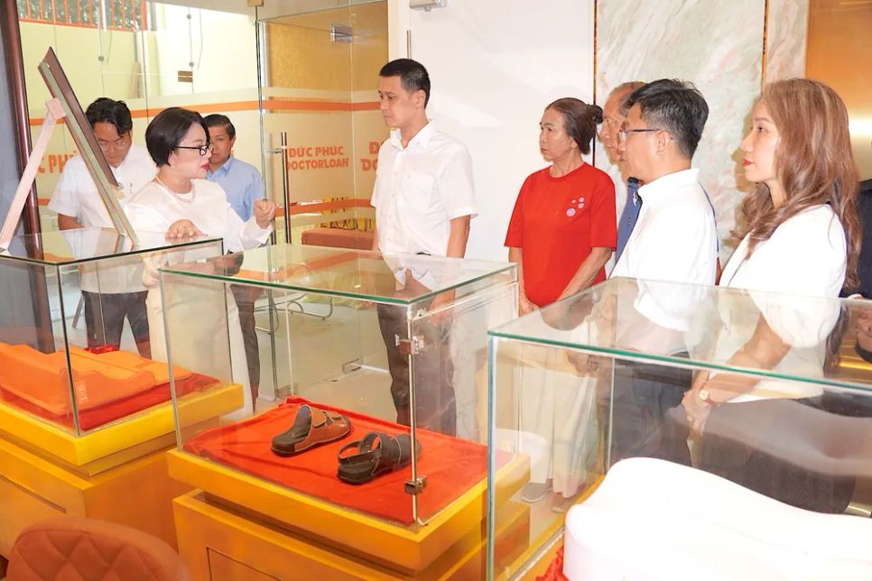 BS Phạm Thị Kim Loan (thứ 2 từ trái vào) giới thiệu một số sáng chế trong trị liệu cột sống. ẢNH QUANG HUY