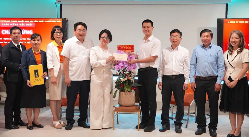 Đồng chí Nguyễn Việt Long (thứ 4 từ phải vào) trao quà của thành phố tới bác sĩ Phạm Thị Kim Loan. ẢNH QUANG HUY