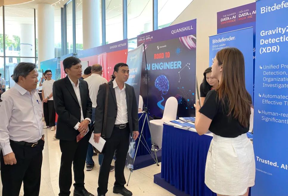 Các đại biểu tham quan các gian hàng công nghệ sáng tạo