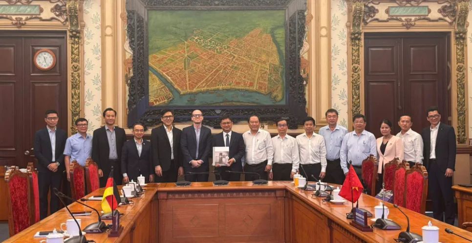 Các đại biểu chụp hình lưu niệm