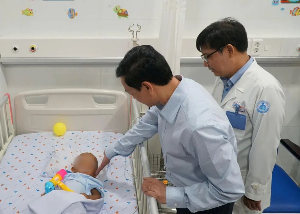 Thứ trưởng Bộ Y tế Nguyễn Tri Thức thăm và tặng quà bé N.G.K.