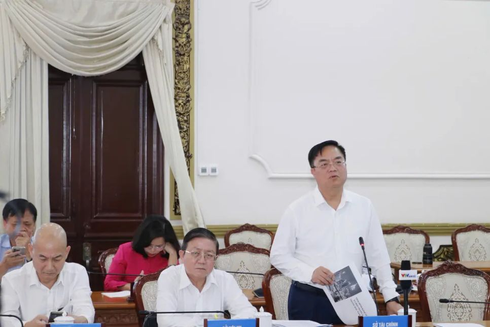 Giám đốc Sở Tài chính TPHCM Hoàng Vũ Thảnh báo cáo tại phiên họp. Ảnh: NGÔ BÌNH
