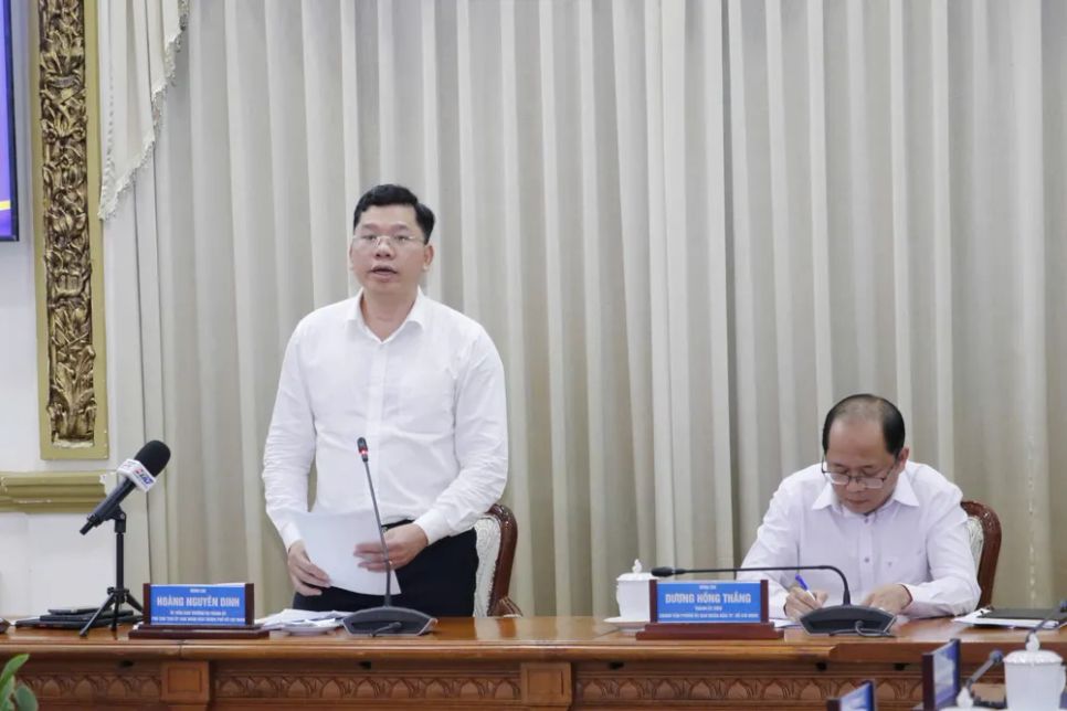 Phó Chủ tịch UBND TPHCM Hoàng Nguyên Dinh phát biểu tại phiên họp, chiều 8-5. Ảnh: NGÔ BÌNH