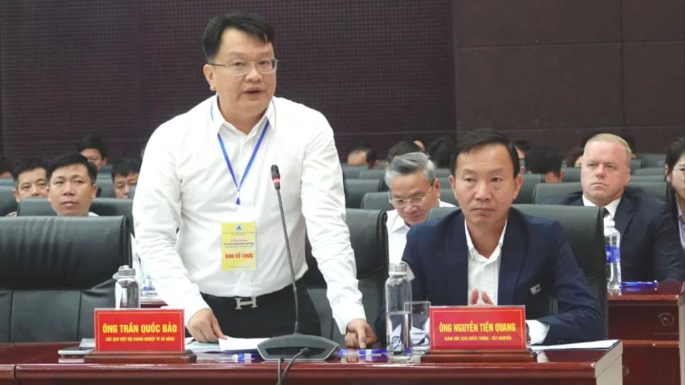 Đại diện doanh nghiệp nêu kiến nghị với lãnh đạo TP Đà Nẵng tại diễn đàn. Ảnh: XUÂN QUỲNH