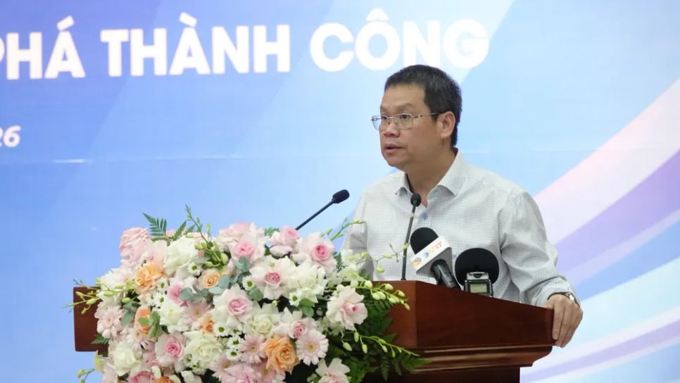 Ông Nguyễn Mạnh Hùng, Chủ tịch UBND TP Đà Nẵng trao đổi với các doanh nghiệp. Ảnh: XUÂN QUỲNH
