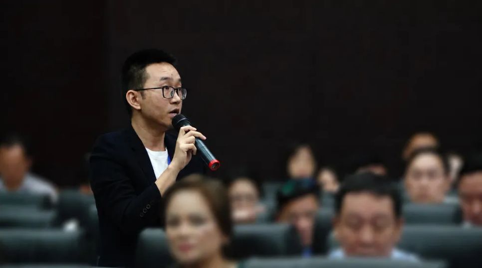 Ông Nguyễn Thanh Tú, Trưởng phòng Nhân sự Công ty TNHH Universal Alloy Corporation Việt Nam thông tin tại diễn đàn. Ảnh: XUÂN QUỲNH