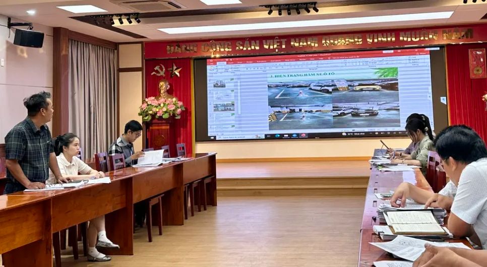 Tổ công tác 1645 tại buổi họp gỡ vướng cấp sổ hồng cho người mua nhà tại các dự án phát triển nhà ở thương mại trên địa bàn TPHCM. Ảnh: THANH HIỀN