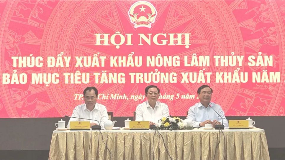 Phó Thủ tướng Hồ Quốc Dũng (giữa), Bộ trưởng Bộ NN-MT Trịnh Việt Hùng (bìa trái) và Thứ trưởng Bộ NN-MT Võ Văn Hưng chủ trì hội nghị