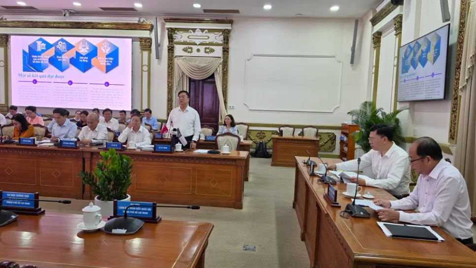 Giám đốc Sở Tài chính Hoàng Vũ Thảnh phát biểu tại phiên họp