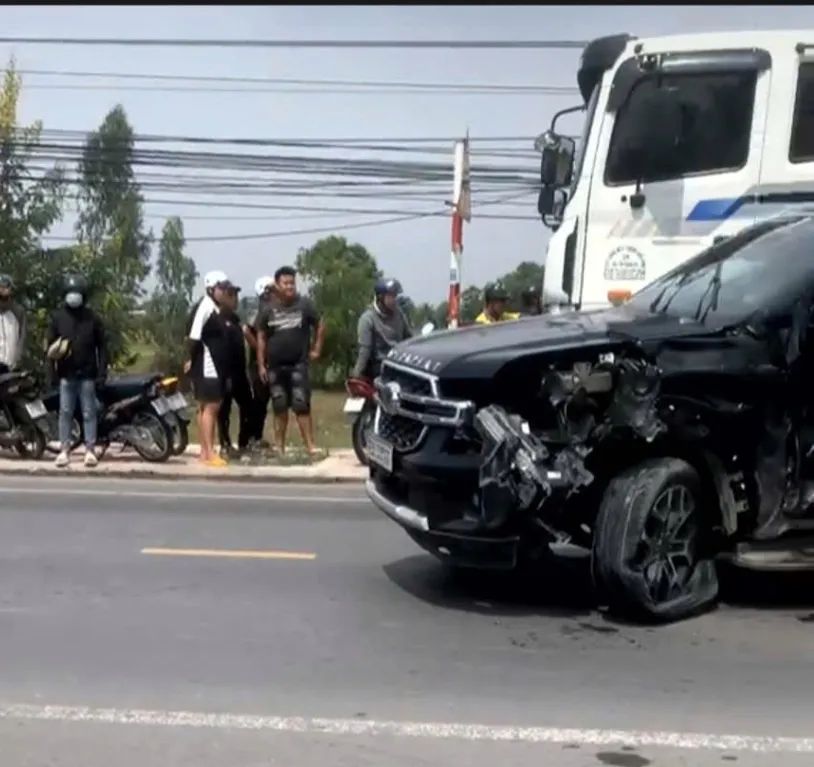 Đầu xe ô tô con bị bể nát một bên do va chạm