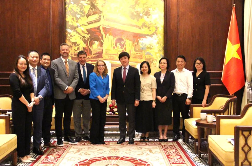 Thứ trưởng Bùi Hoàng Phương và bà Sarah Kemp, cùng các đại biểu tham dự buổi làm việc. Ảnh: MST