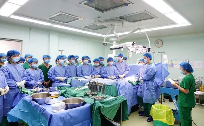 Ê kíp thực hiện ca ghép thận đầu tiên tại Bệnh viện Đa khoa Trung ương Cần Thơ từ người hiến chết não